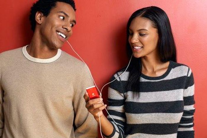 A couple listening to an iPod