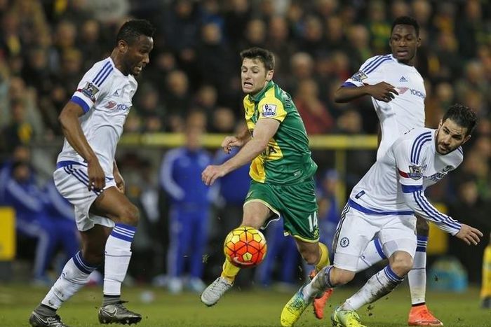 Norwich City's Wes Hoolahan in action with Chelsea's John Obi Mikel, Baba Rahman and Cesc Fabregas Action Images via Reuters / Peter Cziborra