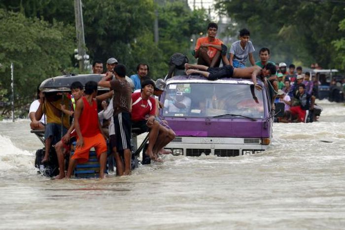 Typhoon Koppu weakens, heads for Japan after killing 26 in Philippines