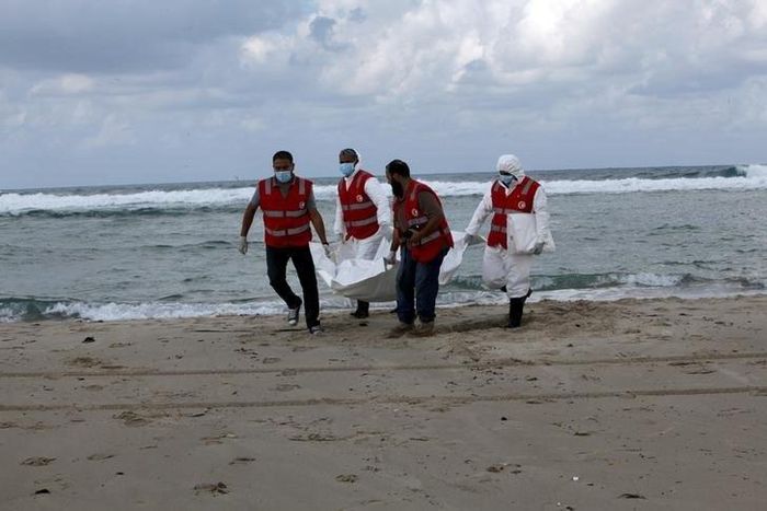 Libyan Red Crescent workers carry the body of one of the migrants who died after a boat sank off the coastal town of Khoms area east of Tripoli, Libya October 25, 2015. REUTERS/Ismail Zitouny