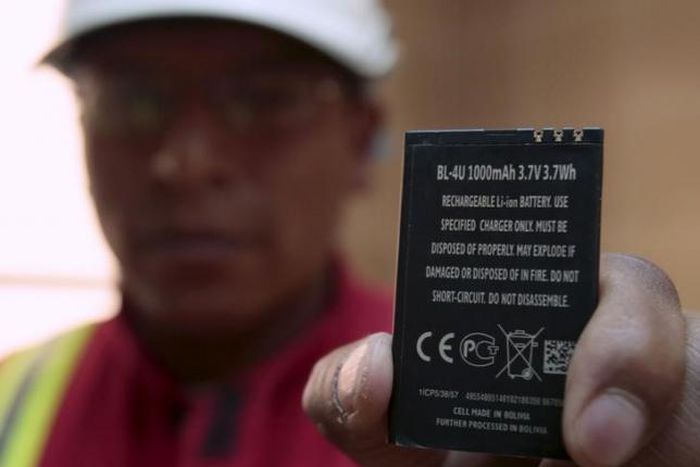 U.N. agency bans lithium-ion batteries on passenger aircraft