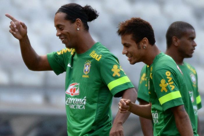 ___4297962___https:______static.pulse.com.gh___webservice___escenic___binary___4297962___2015___10___27___16___ronaldinho-neymar-cropped_1teoxvs8ss6is1i5op3s9od05g