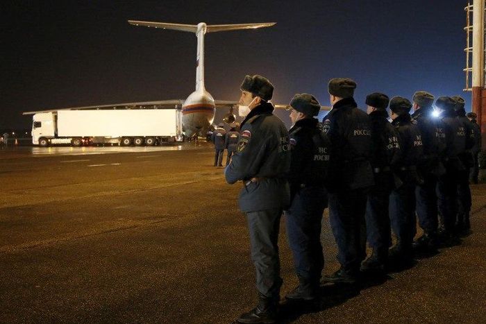 Russian emergency ministry officers wait to unload the bodies of victims of a Russian airliner, which crashed in Egypt's Sinai Peninsula on Saturday, at Pulkovo airport in St. Petersburg, Russia November 2, 2015. REUTERS/Dmitry Lovetsky/Pool