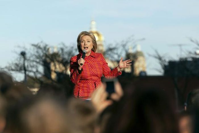 Clinton says she would not bail out troubled banks