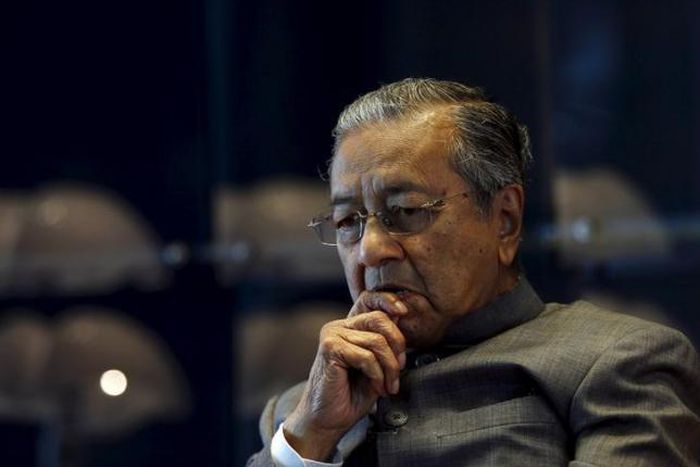 Malaysia's Mahathir leads cross-party push to oust PM Najib