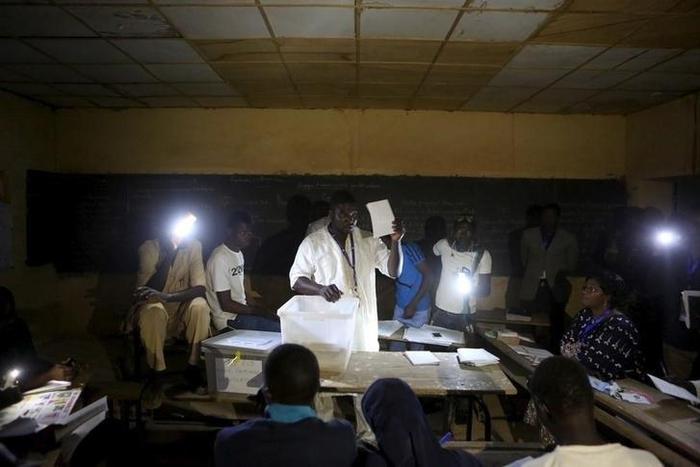 Niger holds tense vote, with Issoufou running for second term