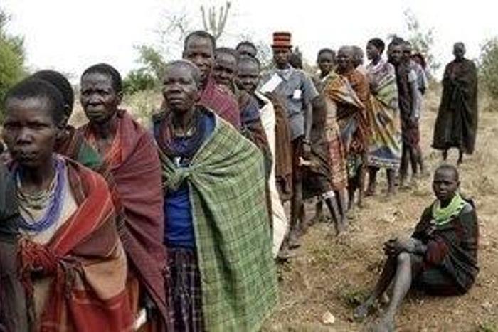 People from Karamojong tribe wait in line to vote at a polling station during elections in a village near the town of Kaabong in Karamoja region, Uganda February 18, 2016. REUTERS/Goran Tomasevic