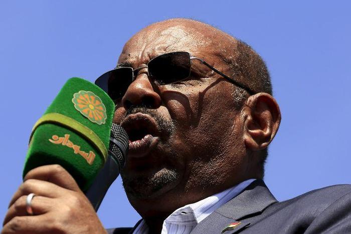 Sudan's President Omar Hassan Ahmad al-Bashir addresses supporters during a National Dialogue campaign event in Khartoum February 8, 2016. REUTERS/Mohamed Nureldin Abdallah