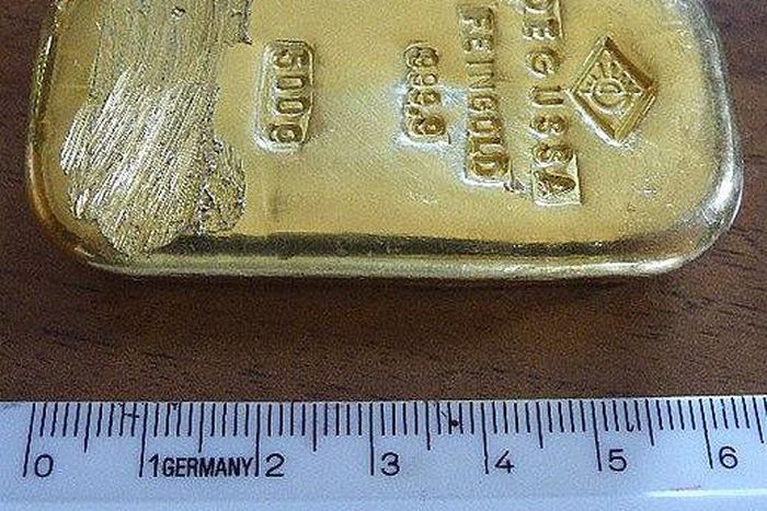 Teenager keeps 6 million Naira gold bar she found in a lake after nobody claimed it