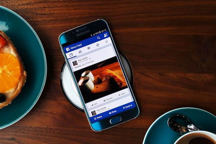 Samsung Wireless Charger charging a S6 Edge