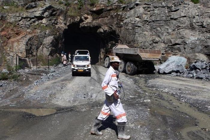 A mine worker is pictured at the Freda Rebecca gold mine in Bindura town February 7, 2015. REUTERS/Philimon Bulawayo