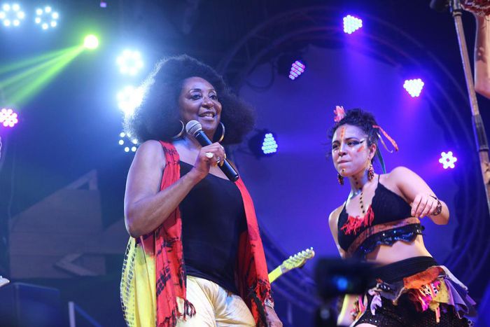 Sandra Izsadore, Newben Afrobeat Band (Chile) and Femi Anikulapo-Kuti perform ‘Upside’.