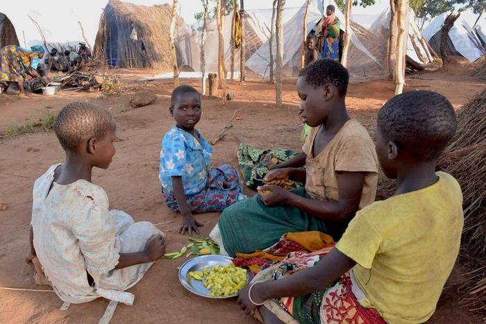 Mozambican child refugees prepare food at Kapise camp in Malawi's Mwanza district January 18, 2016.   REUTERS/Eldson Chagara