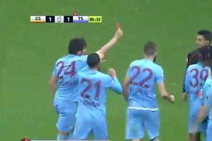 Salih Dursun sent off for showing red card to referee Trabzonspor Vs Galatasaray 