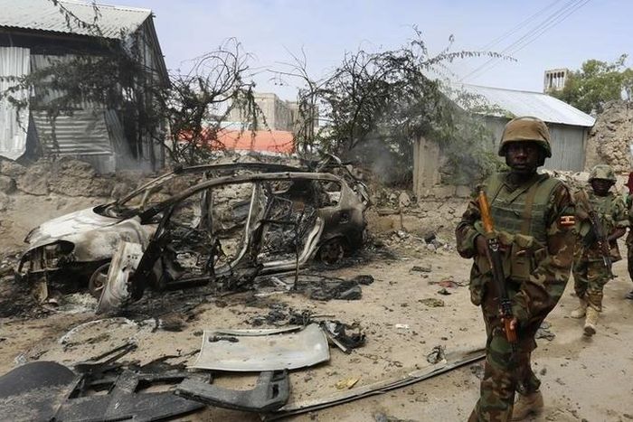 Ugandan soldiers serving in the African Union Mission in Somalia (AMISOM) patrol in a formation near the Jilacow underground cell inside a national security compound after an attack by suspected militants in Mogadishu August 31, 2014. I REUTERS/Feisal ...