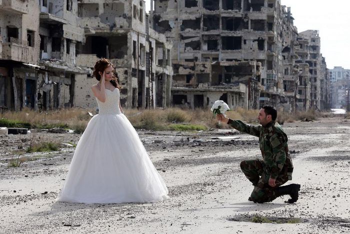 Syrian couple take amazing wedding photos in Homs