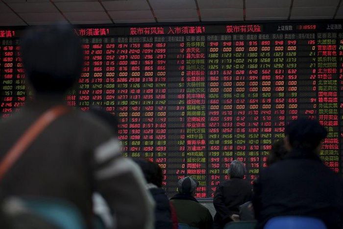 Investors look at an electronic board showing stock information at a brokerage house in Shanghai, China, January 8, 2016. REUTERS/Aly Song