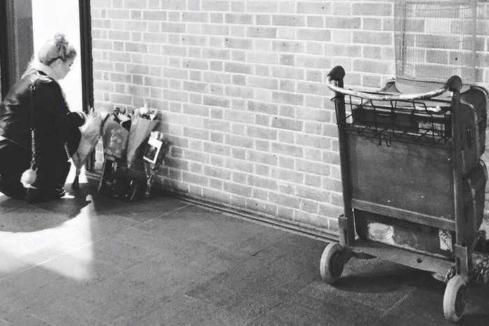 Harry Potter' fans visit Platform 9 3/4 to pay tribute to late actor