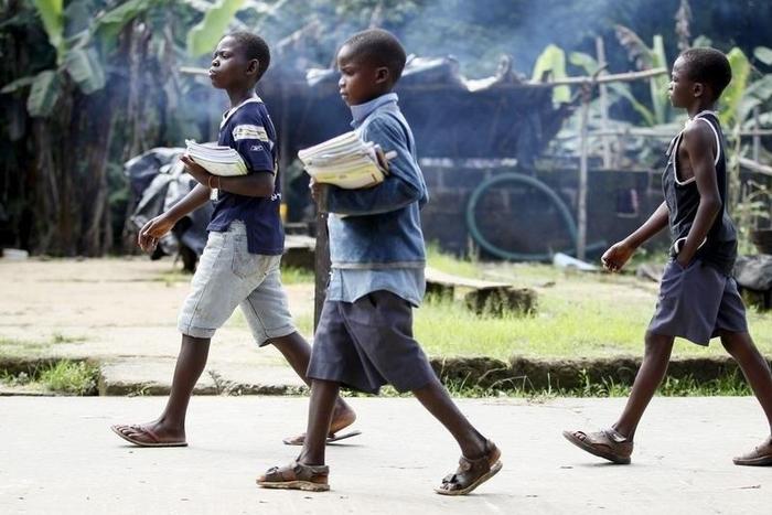 Children return from school in the mid-morning, in Ikarama village on the outskirts of the Bayelsa state capital, Yenagoa, in Nigeria's delta region October 8, 2015.    REUTERS/Akintunde Akinleye