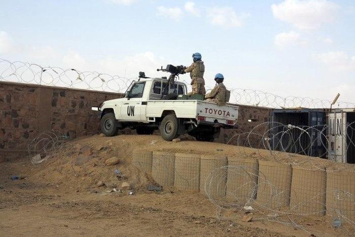 Peacekeepers stand guard at the entrance to the Minusma peacekeeping base in Kidal, Mali, July 22, 2015. REUTERS/Adama Diarra