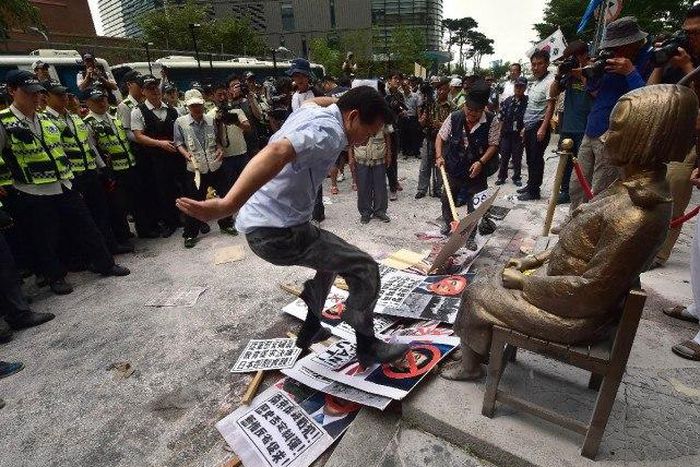 Japan's Abe says agreed to push for settlement of "comfort women" issue with S.Korea