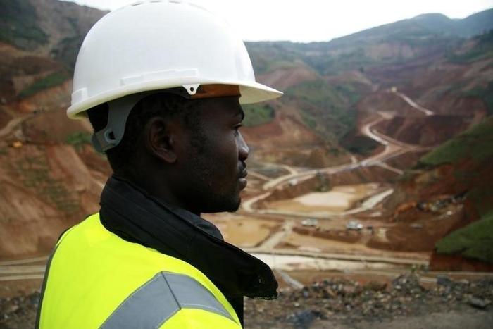 An employee stands in an open pit at Banro's Twangiza mine in eastern Congo, September 28, 2011. REUTERS/Tom Kirkwood