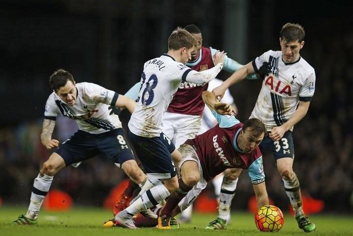 West Ham's Mark Noble in action with Tottenham's Ryan Mason, Tom Carroll and Ben Davies Action Images via Reuters / Andrew Couldridge Livepic