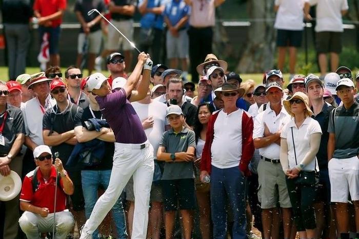 Jordan Spieth of the U.S. plays an iron shot down the fairway during the final round of the 2015 Emirates Australian Open Golf in Sydney, Australia, November 29, 2015. REUTERS/Steve Christo