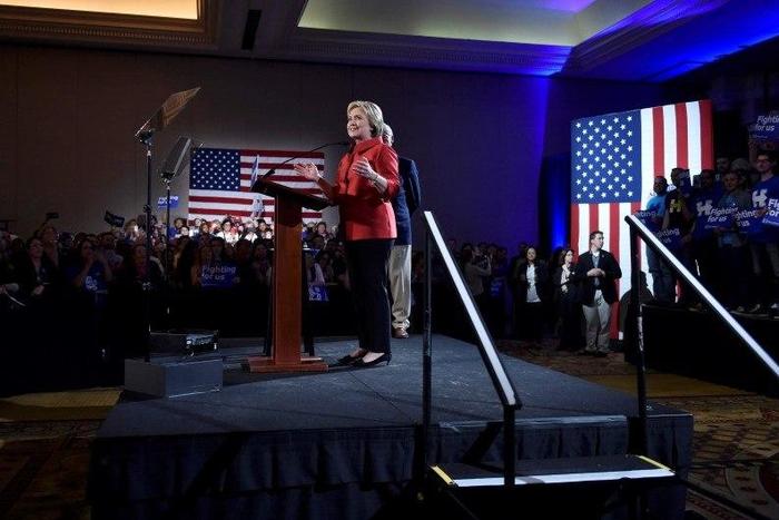 Judge orders Clinton aides to be questioned under oath on emails