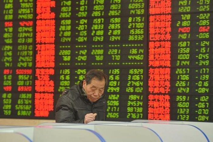 An investor looks at a computer screen showing stock information at a brokerage house in Fuyang, Anhui province, January 28, 2016. REUTERS/China Daily