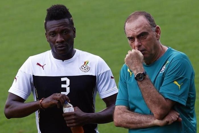 Ghana's head coach Avram Grant (R) of Israel looks on next to Asamoah Gyan during a training session at Bikuy on the outskirts of Bata, February 7, 2015. REUTERS/Amr Abdallah Dalsh