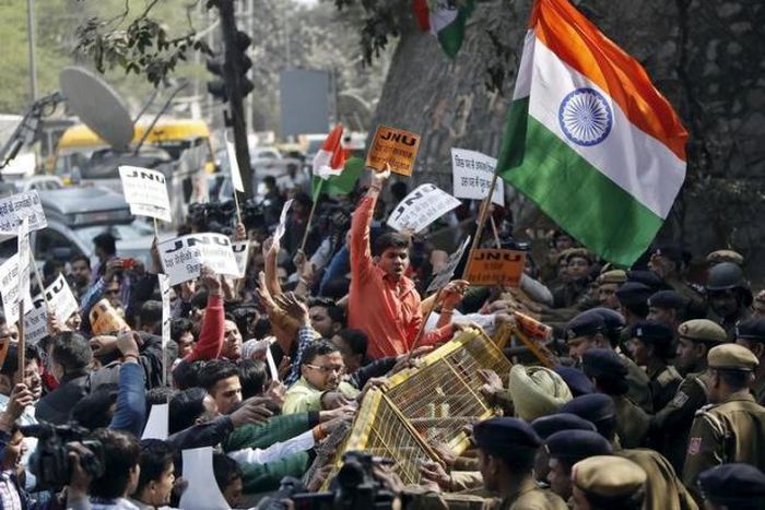 Fighting outside Indian court hearing student sedition case