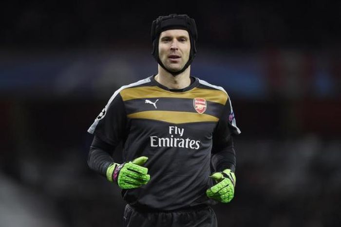 Arsenal's Cech out for a month with calf injury