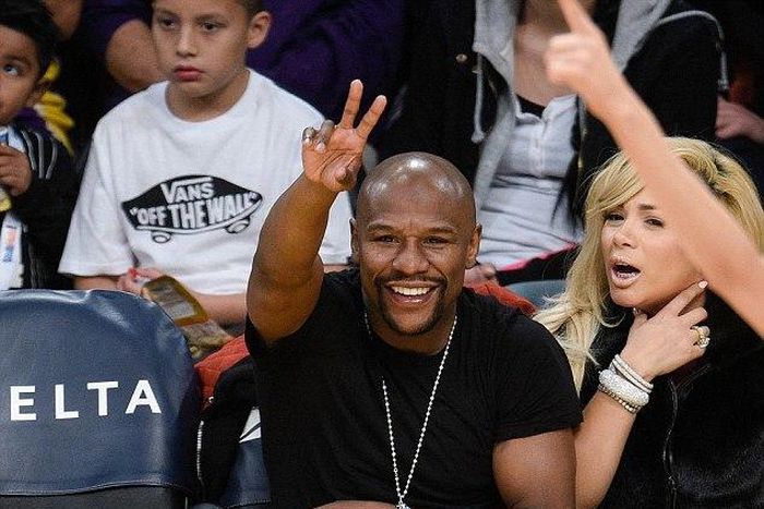Floyd Mayweather  watching a basket ball game between the Golden State Warriors and the LA Laker