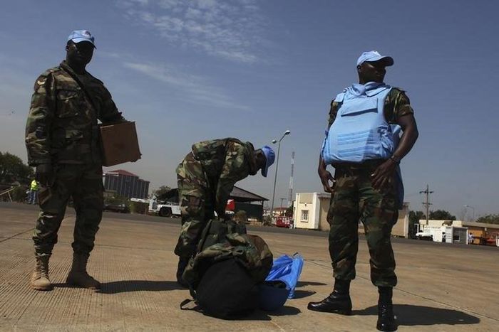 Ghanian U.N. peacekeepers wait for a bus upon arriving in Juba February 28, 2014. REUTERS/Andreea Campeanu