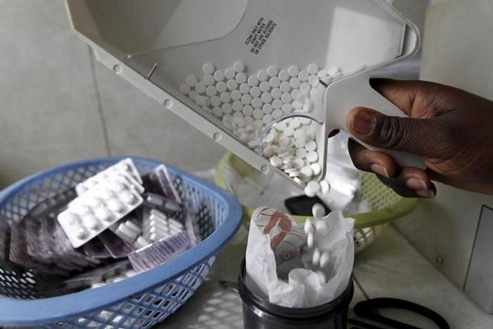 Ruth Munyao, a pharmacist, dispenses anti-retroviral (ARV) drugs at the Mater Hospital in Kenya's capital Nairobi, September 10, 2015. REUTERS/Thomas Mukoya