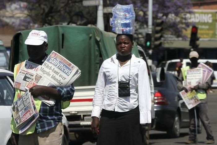 Hawkers sell newspapers and bottled water on the streets of Zimbabwe's capital Harare, September 17, 2015. REUTERS/Philimon Bulawayo