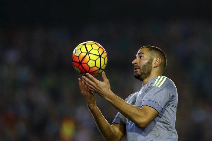 Real Madrid's Karim Benzema takes a ball against Real Betis. Reuters / Marcelo del Pozo