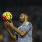 Real Madrid's Karim Benzema takes a ball against Real Betis. Reuters / Marcelo del Pozo