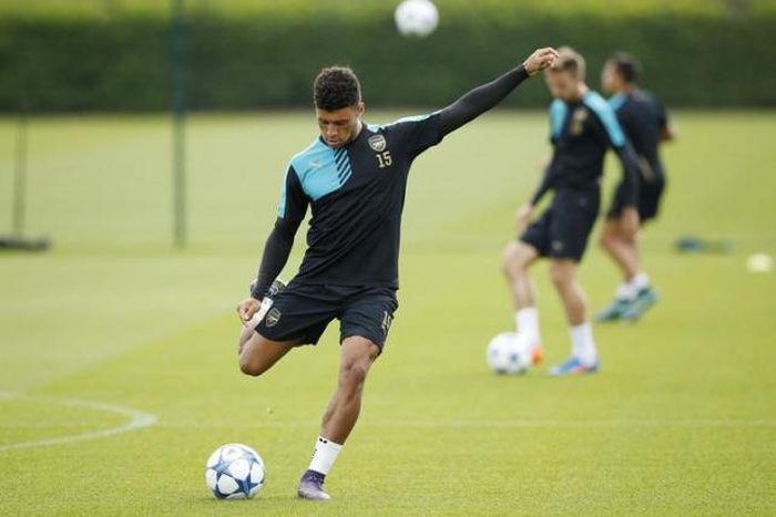 Oxlade-Chamberlain out for weeks with knee injury, says Wenger