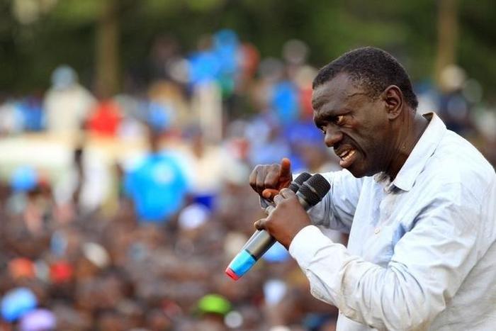 Uganda's leading opposition presidential candidate Kizza Besigye of the Forum for Democratic Change (FDC) party campaigns in Jinja industrial town, in eastern Uganda February 12, 2016, ahead of the Feb. 18 presidential election. REUTERS/James Akena