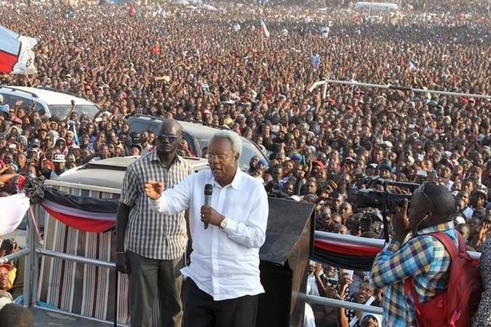 Former Tanzania's Prime Minister and main opposition party CHADEMA presidential candidate Edward Lowassa addresses a campaign rally at the Rwanda-Nzovwe grounds in Mbeya city in the Southern Highlands in Tanzania, October 18, 2015. REUTERS/Stringer