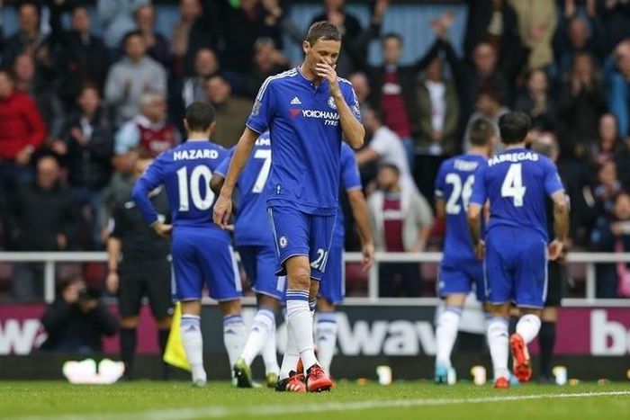 Chelsea's Nemanja Matic walks off the pitch dejected after being sent off Reuters / Eddie Keogh Livepic