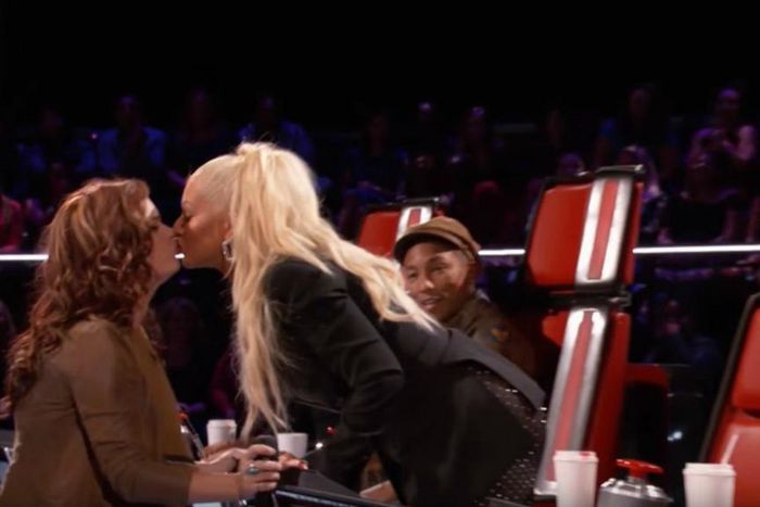 Christina Aguilera kisses female 'The Voice' contestant