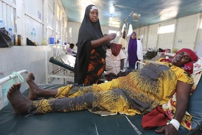 A woman recovers from effects of drinking contaminated water from a well, at a hospital in Yaqshid district in Somalia's capital Mogadishu December 13, 2014. REUTERS/Feisal Omar