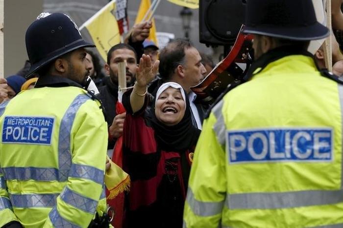 Demonstrators protest against Egypt's President Abdel Fattah al-Sisi near Downing Street whilst he met with Britain's Prime Minister Cameron in London, Britain, November 5, 2015.    REUTERS/Luke MacGregor