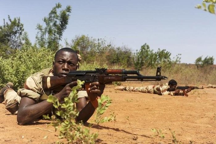 Malian soldiers pause in a firing position during a training session given by soldiers from Luxembourg in Koulikoro May 7, 2013. REUTERS/Emilie Regnier
