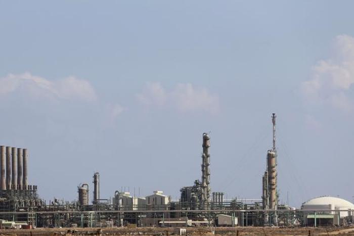 Air strikes hit Yemeni oil storage facilities, five killed - workers