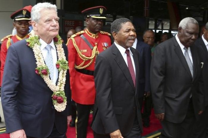 Germany's President Joachim Gauck (L) is met by Zanzibar's President Ali Mohamed Shein (C) upon his arrival in the Indian Ocean island off the coast of Tanzania's mainland February 4, 2015. REUTERS/Stringe
