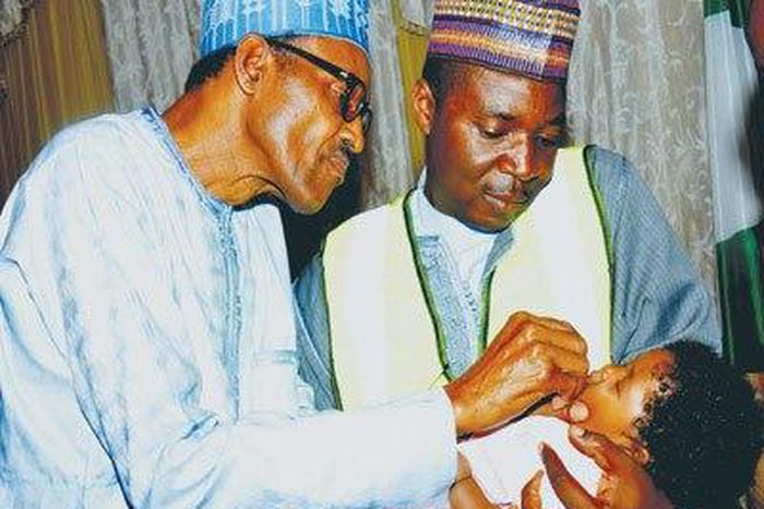President Buhari administering the polio vaccine